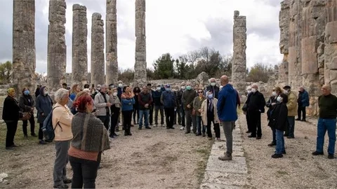 Emekliler, Büyükşehir’in Organizasyonuyla Uzuncaburç’u Gezdi