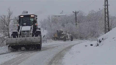 Mersin Büyükşehir Ekiplerinden Beyaza Bürünen Toroslar’da Kar Mesaisi