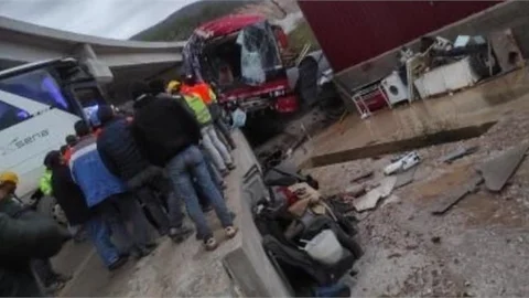 İşçi Servisleri Kafa Kafaya Çarpıştı