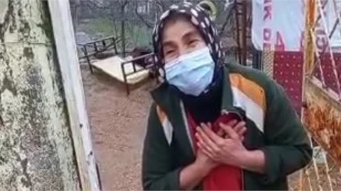 İki Yüz Kediyi Besliyor