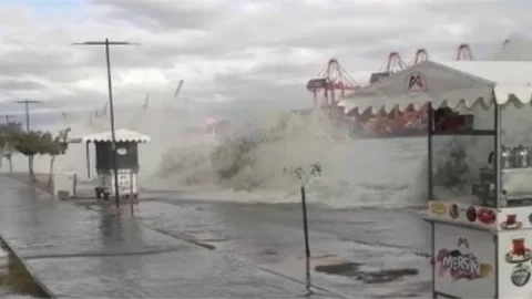 Dalgalar Metrelerce Yükseldi, Deniz Taştı