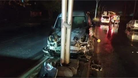 Kontrolden Çıkan Araç Refüjdeki Direğe Çarptı