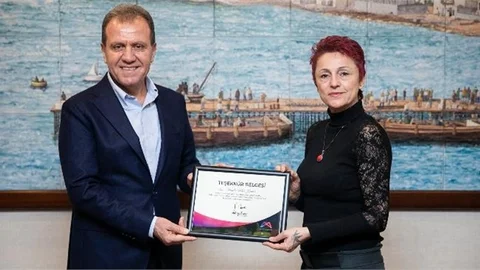 Başkan Seçer’den Türkiye’nin Konuştuğu NikÂh Memuru Dilek Yörük’e Teşekkür Belgesi