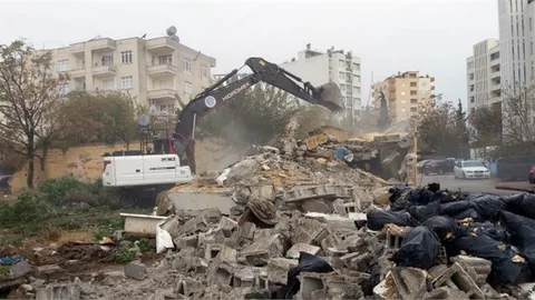 Turgut Reis ve Esenli’de 2 Metruk Yapı Kontrollü Şekilde Yıkıldı