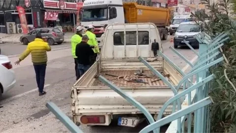 Otomobil İle Kamyonet Çarpıştı