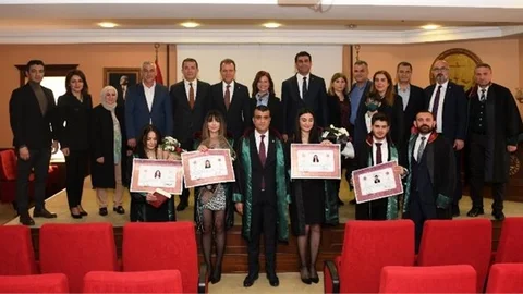 Adalet Mücadelesi İçin Cübbe Giydiler