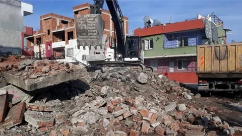 Karaduvar Mahallesi’nde Sahiplerince Terk Edilmiş 2 Katlı Yapının Yıkımı Gerçekleşti