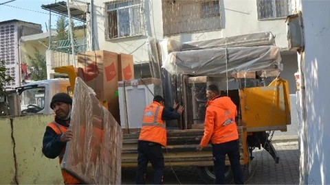 Mersin Büyükşehir, Tarsus’ta Evi Yanan 3 Aileye Eşya Desteği Verdi