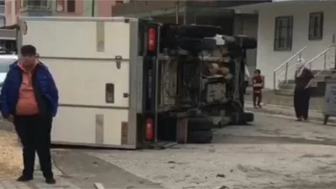 Kamyonetin Devrildiği Kazada Yara Bile Almadılar