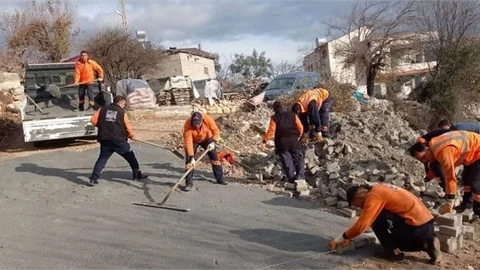 Mersin Büyükşehir Belediyesi’nden Çamlıyayla’da Kilitli Parke Taşı Döşeme Çalışması