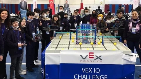 Öğrenciler "Uluslararası Vex Robotics Turnuvası"Nda Enerji Ödülüne Layık Görüldü