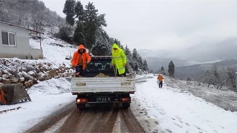 Büyükşehir Ekiplerinden, Çamlıyayla’da Kar’la Mücadele Çalışması