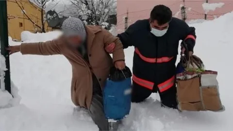 Büyükşehir Ekipleri, Kar Nedeniyle Mahsur Kalan Vatandaşlara Yardım Elini Uzattı