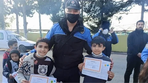 Polis Öğrencilerin Karne Heyecanına Ortak Oldu