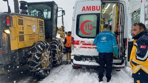 Hastaneye Giderken Yolda Kalan Aileye, Büyükşehir Ekipleri Destek Oldu