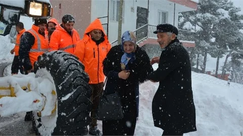 Kar Nedeniyle 4 Gündür Evinde Mahsur Kalan Çifti Büyükşehir Kurtardı