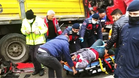 Tem’de İki TIR Çarpıştı: 1 Ağır Yaralı