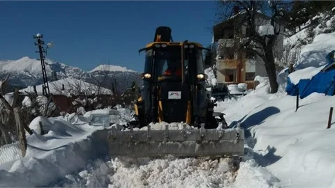 Büyükşehir Belediyesi Ekiplerinin Çamlıyayla’da Karla Mücadelesi Sürüyor