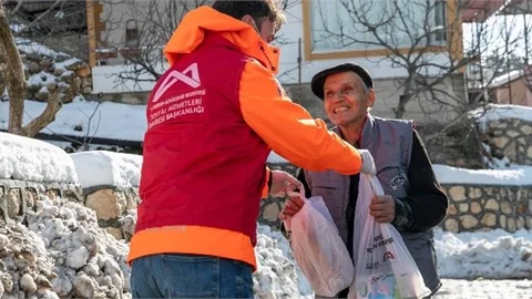 Mersin Büyükşehir, Karla Kaplı Kırsalda Ekmek ve Süt Dağıtıyor