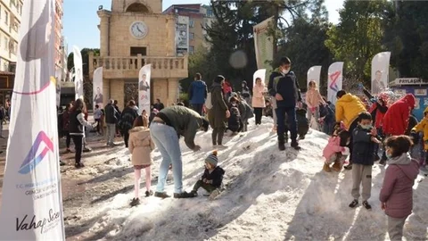 Tarsuslu Çocuklar, Mersin Büyükşehir Belediyesi’nin Organizasyonuyla Kar Sevinci Yaşadı