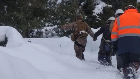 Karda Mahsur Kalan 3 Vatandaş Helikopterle Kurtarıldı