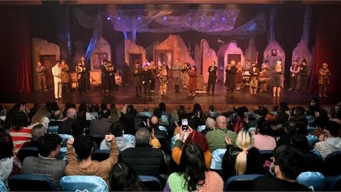 Mersin Büyükşehir Belediyesi Şehir Tiyatrosu "Buzlar Çözülmeden" Oyununun Prömiyerini Yaptı