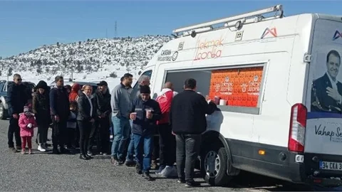 Mersin Büyükşehir Belediyesi’nden Kar Keyfi Yaşayan Vatandaşlara Sıcak İkramlar