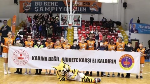 Basketbol Maçı Öncesi Anlamlı Pankart