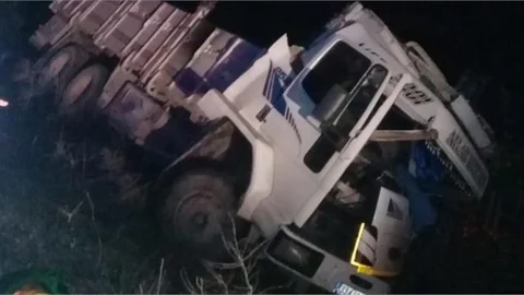 Narenciye Yüklü Kamyon Şarampole Yuvarlandı