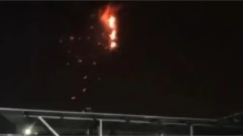 Yıldırım İsabet Eden Fabrikada Bulunan Ağaç Alev Aldı