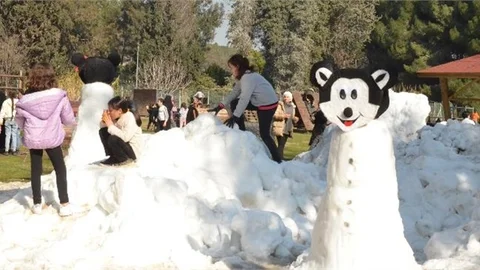 Mersin Büyükşehir’den Tarsus Gençlik Kampı’nda Çocuklara Kar Sürprizi