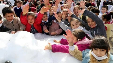 Akdeniz Belediyesi’nden Minik Öğrencilere ‘kar Sürprizi’