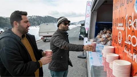 Çamlıyayla’da Kar Keyfi Yaşayan Vatandaşlara Büyükşehir’den Sıcak Çorba ve Kaynar İkramı