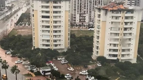 Mersin'de Çatı Kağıt Gibi Uçtu!