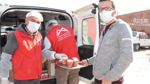 Mersin Büyükşehir’den Tarsus’ta Sanayi Çarşısı Esnaflarına Kaynar İkramı