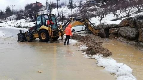 Mersin Büyükşehir Ekipleri, Çamlıyayla’da Ulaşımın AKSAmaması ve Taşkın Oluşmaması İçin Çalışma Yürütüyor
