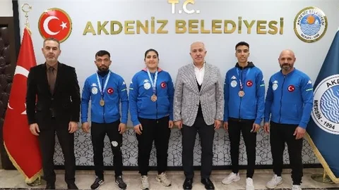 Başkan Gültak'tan Akdeniz'in Altın Çocuklarına Ödül