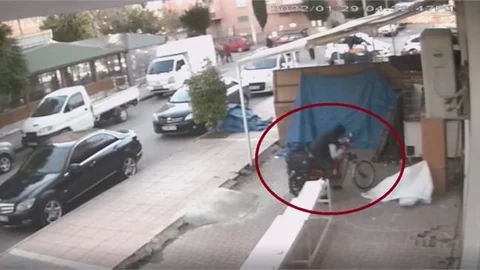 Bisiklet Hırsızı Kameralara Yakalandı