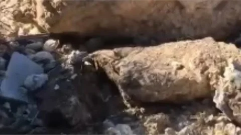 Yamaçtan Düşen Kayalar Yolu Kapattı Bir Eve Zarar Verdi