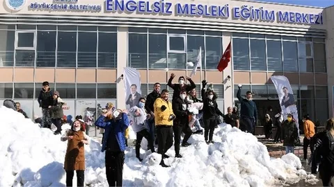 Özel Bireyler Mersin Büyükşehir'in Kar Sürpriziyle Eğlendi