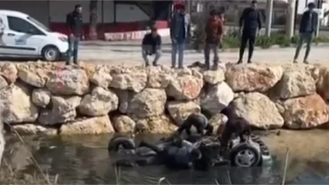 Dereye Düşen Otomobildeki Vatandaşı Kurtarmak İçin Zamanla Yarıştılar