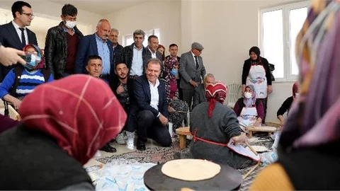 Seçer, Mut’ta Mahalle Toplantıları Düzenledi, Vatandaşların Sıkıntılarını Dinledi