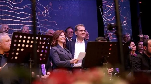 Başkan Seçer ve Meral Seçer, Koro İle Birlikte Şarkı Söyledi