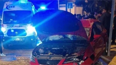 Karşıdan Gelen Araca Çarpmak İstemedi Refüje Çıktı: 22si Ağır 3 Yaralı