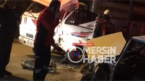 Otomobil İle Kamyonet Kafa Kafaya Çarpıştı