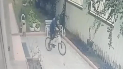 Hem Bisikleti Hem de Üzerindeki Siparişi Çaldı
