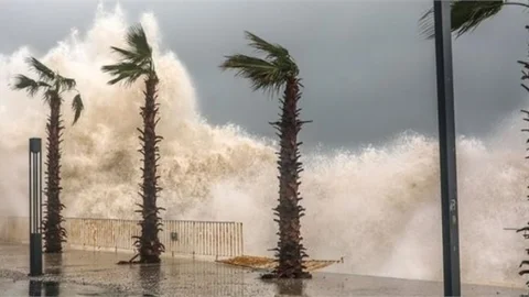 Mersin'e Kuvvetli Rüzgar- Fırtına, Sağanak Uyarısı