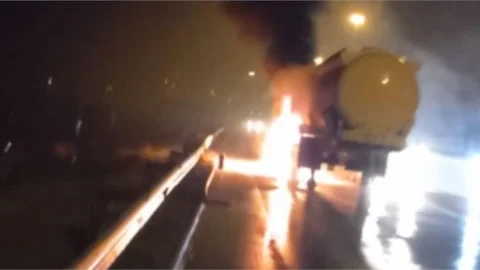 Yakıt Taşıyan Tankerde Korkutan Yangın