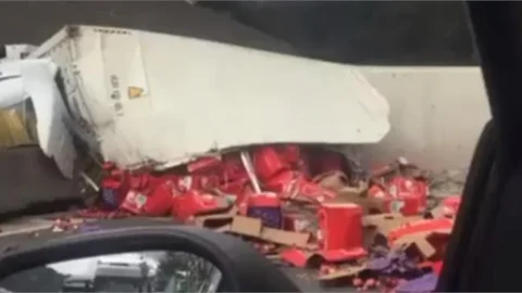 Kazada Tonlarca Nar Otoyola Saçıldı