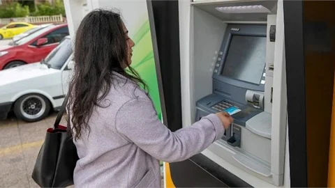 Mersin Büyükşehir’in Öğrenim Yardımları Öğrencilerin Yüzünü Güldürüyor